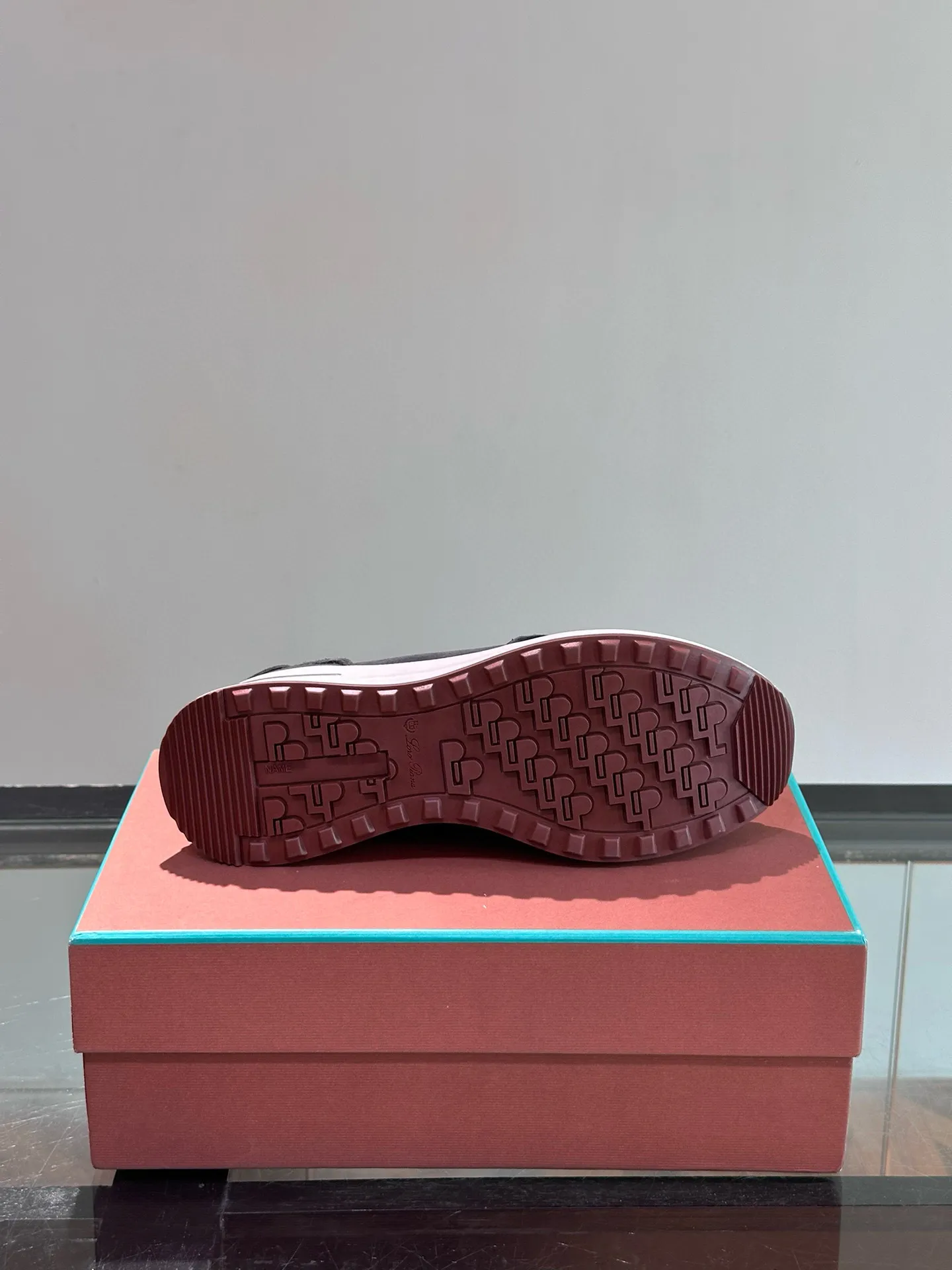 Factory price: 540💰Loro men's shoes💰iana niche Loro classic jogging shoes, men's lace-up casual shoes and sneakers, high-quality lightweight and comfortable fabrics, suitable for outdoor leisure, the color scheme is young and energetic, and it looks great with sportswear or casual suits! Size: 39-46 (customized sizes of 45 and 46 are non-refundable)
